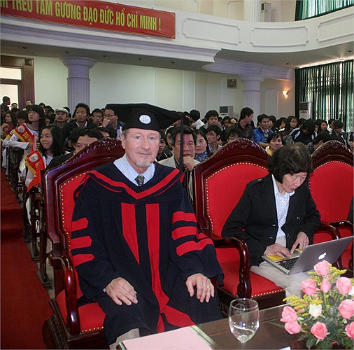 Chiều qua 14/12, ĐH Quốc gia Hà Nội vinh dự được đón tiếp và trao bằng Tiến sĩ danh dự cho nhà khoa học đạt giải Nobel về Vật lý GS. Douglas D. Osheroff đến từ Trường ĐH Stanford (Mỹ)