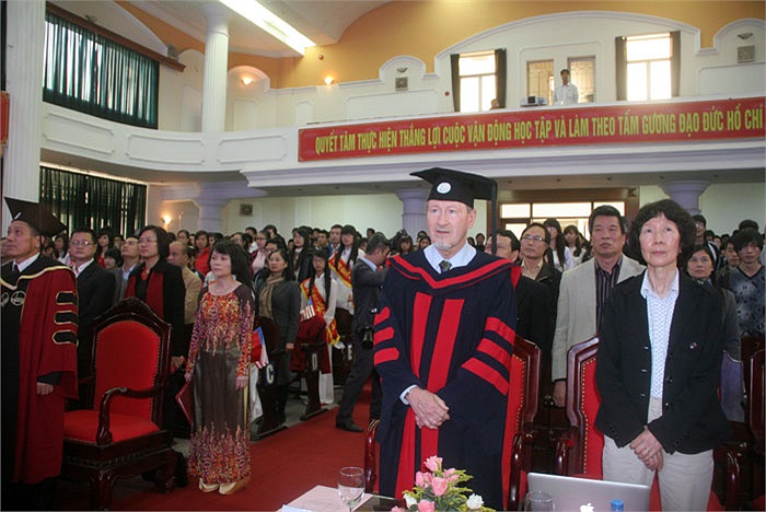 Đây là lần thứ 2, ĐH Quốc gia Hà Nội trao bằng tiến sĩ danh dự cho nhà khoa học đạt giải Nobel