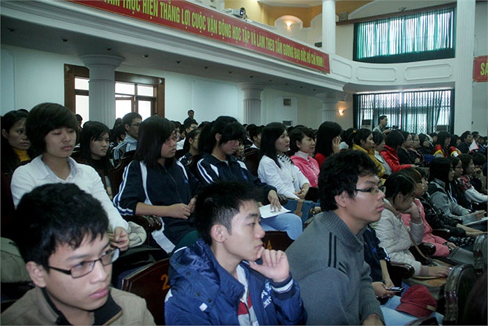 Hàng trăm sinh viên đã đến nghe chủ nhân giải Nobel Vật lý 1996 chia sẻ kinh nghiệm