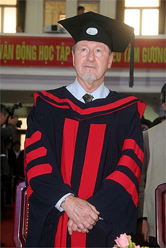 GS. Douglas D. Osheroff rất vui mừng khi được tới Việt Nam lần đầu tiên và được nhận vinh dự này