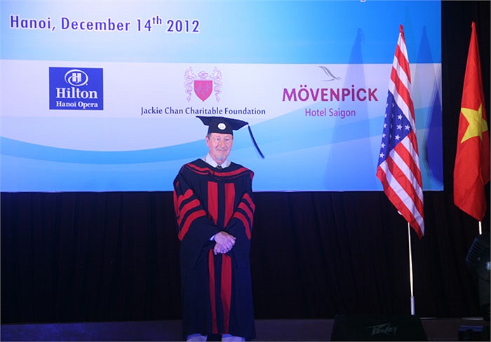 GS. Douglas D. Osheroff đoạt giải Nobel Vật lý năm 1996 cho công trình khám phá ra tính siêu lỏng của đồng vị helium-3.