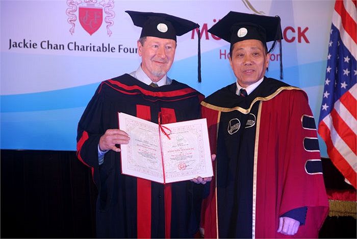 Lãnh đạo ĐH Quốc gia Hà Nội trao bằng tiến sĩ danh dự cho GS.Douglas