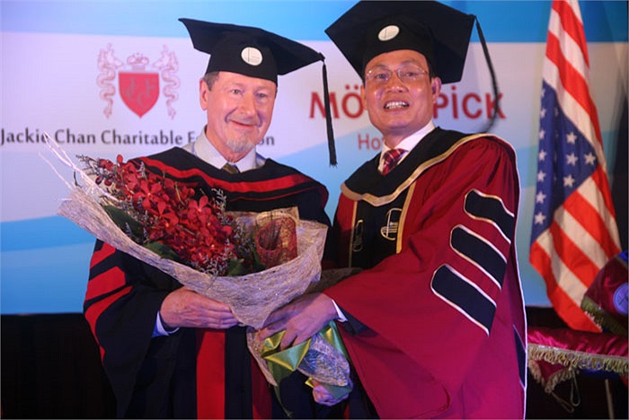 GS. Douglas D. Osheroff chia sẻ rằng ông cảm thấy rất vinh dự khi được nhận vinh dự to lớn này từ ĐH Quốc gia Hà Nội