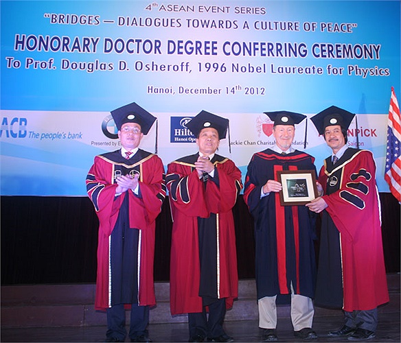 Lãnh đạo ĐH Quốc gia Hà Nội cũng trao kỷ niệm chương cho GS. Douglas D. Osheroff
