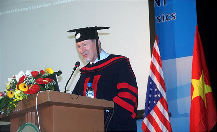 GS. Douglas D. Osheroff cho biết, sau khi nhận giải Nobel Vật lí năm 1996 đã có rất nhiều tác động đến cuộc sống của ông. Điều làm cho ông vui nhất là nhận được nhiều lời mời, từ đó có cơ hội đến với nhiều nơi trên thế giới để chia sẻ kinh nghiệm.