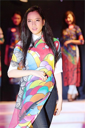 Trong đêm chung kết Miss Áo dài Việt Nam 2012, cô nữ sinh này đã có một phần thi xuất sắc để giành ngôi vị cao nhất của cuộc thi