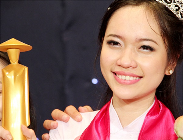 Nụ cười rạng rỡ trên gương mặt xinh xắn của Lam Phương trong đêm chung kết của cuộc thi Miss Áo dài 2012.
