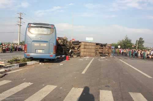 Hai xe khách tông nhau, hàng chục người thương vong