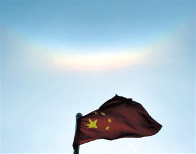 Cầu vồng ngược xuất hiện trên bầu trời trung tâm quận Từ Hối, thành phố Thượng Hải (Trung Quốc) vào 8h20 sáng hôm qua, 10/12, giữa thời tiết giá lạnh mùa đông.