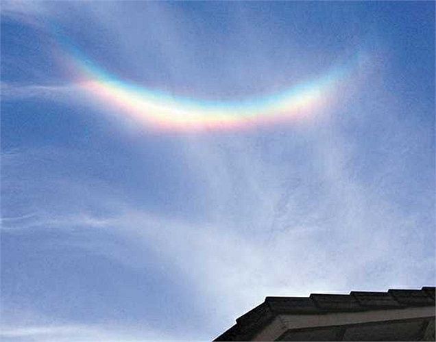 Ở độ cao 6.000 - 8.000m, nhiệt độ thấp hơn -30 độ C. Cầu vồng ngược được hình thành khi ánh sáng chiếu qua hàng triệu tinh thể băng bé xíu nằm trong lớp mây mỏng. 