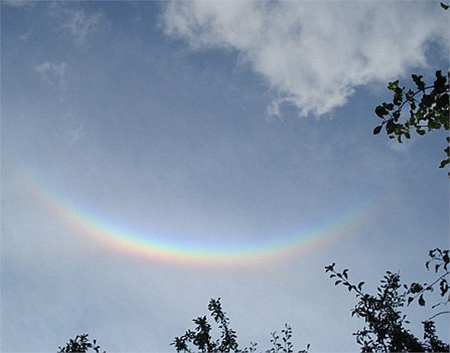 Còn cầu vồng ngược là kết quả hiện tượng tán sắc của các ánh sáng từ Mặt Trời khi khúc xạ và phản xạ qua một loại tinh thể lỏng.