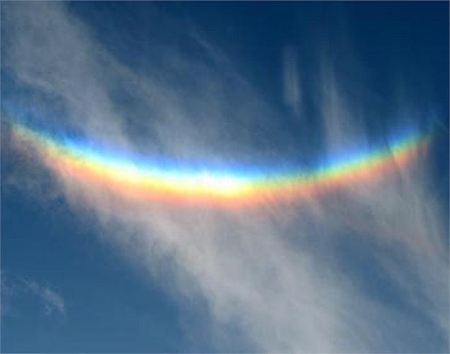 Các màu sắc cầu vồng thường nằm theo thứ tự đỏ, da cam, vàng, lục, lam, chàm, tím. Còn ở cầu vồng ngược, màu đỏ hiện ra ở cuối và hai màu chàm và tím xuất hiện đầu tiên.