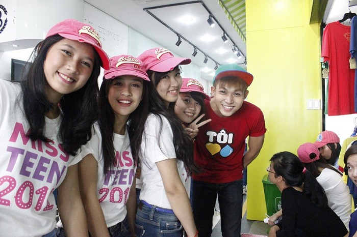 Hotgirl xinh như công chúa tụ tập bán hàng rong