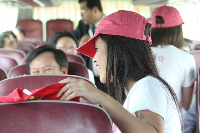 Hotgirl xinh như công chúa tụ tập bán hàng rong