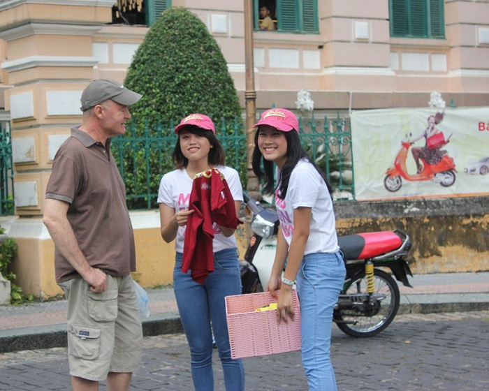 Hotgirl xinh như công chúa tụ tập bán hàng rong