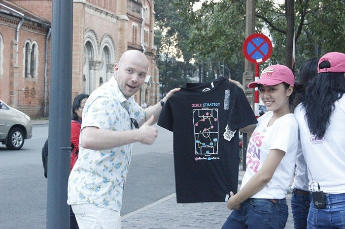 Hotgirl xinh như công chúa tụ tập bán hàng rong