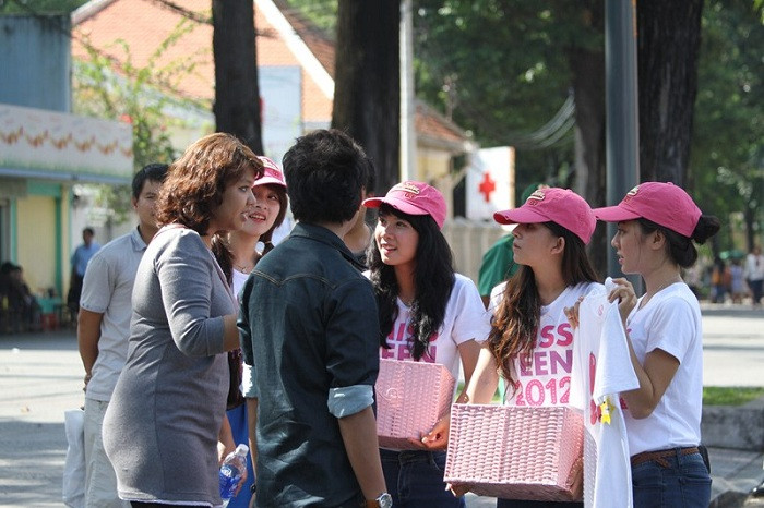 Hotgirl xinh như công chúa tụ tập bán hàng rong