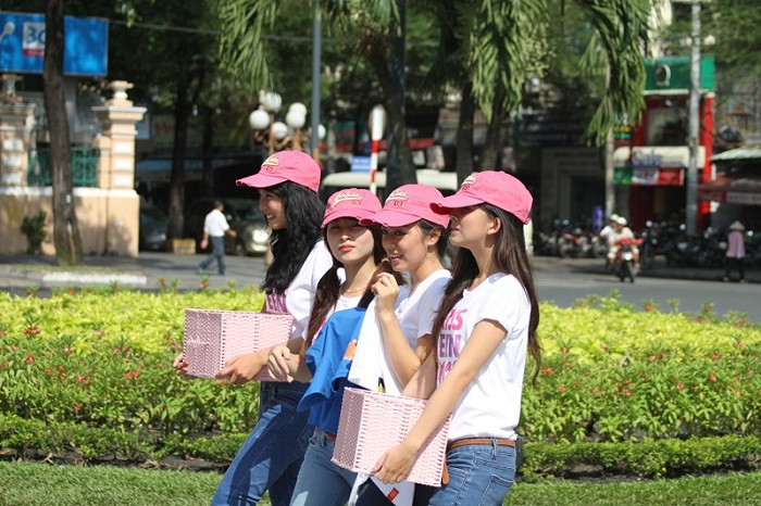 Hotgirl xinh như công chúa tụ tập bán hàng rong