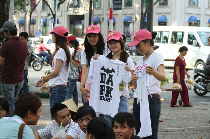 Hotgirl xinh như công chúa tụ tập bán hàng rong