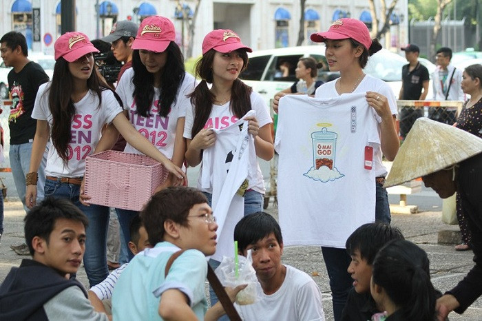 Hotgirl xinh như công chúa tụ tập bán hàng rong