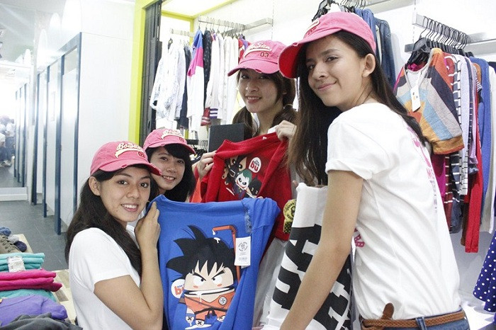 Hotgirl xinh như công chúa tụ tập bán hàng rong