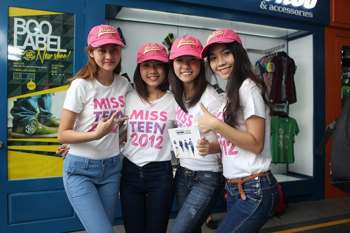 Hotgirl xinh như công chúa tụ tập bán hàng rong