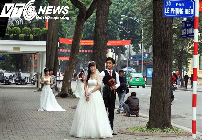 Rất nhiều bạn trẻ chọn ngày hôm nay để đi chụp ảnh cưới