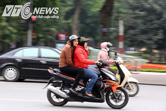 Người Hà Nội co ro trong cái rét 17 độ