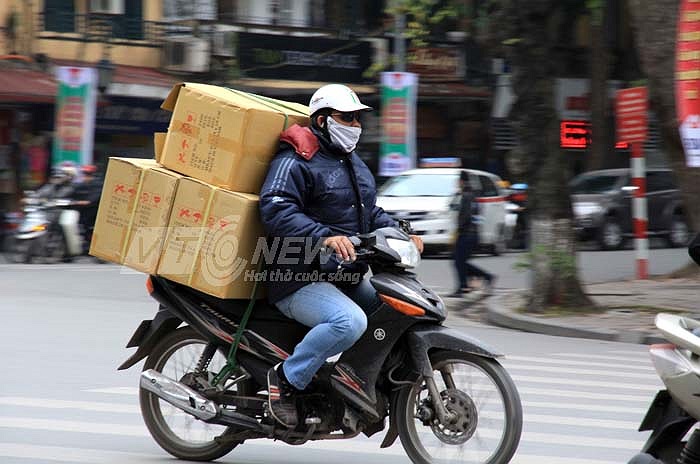 Người lao động hối hả dịp cuối năm