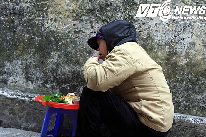 Bữa trưa cùng món bún đậu mắm tôm ở ngõ Chùa Vũ Thạch