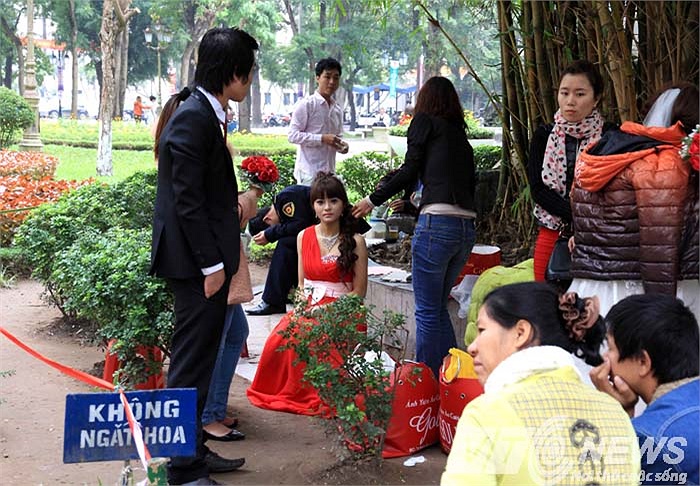 Trang điểm chụp ảnh cưới ở vườn hoa con cóc