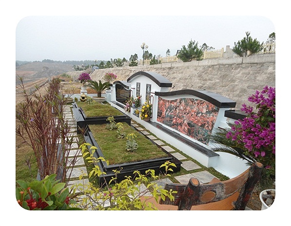 Ở công viên nghĩa trang Lạc Hồng Viên, các mộ phần đều được thiết kế hiện đại, đơn giản nhưng vẫn mang nét phong cách của người Á Đông