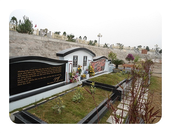 Một công nhân đang thi công ở đây cho biết, đa số khách đặt mua những phần mộ nằm trong “khu biệt thự nhà vườn” đều cầu kỳ về việc thi công từng chi tiết nhỏ như đá ốp mộ, bia đá