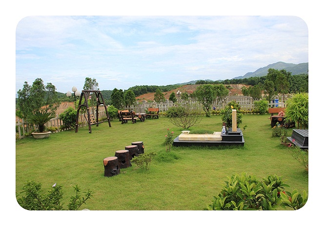 Cỏ nhung nhập khẩu từ Nhật khiến khu mộ phần trở thành một điểm 'du lịch'