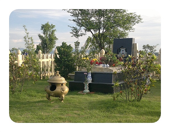 Ngoài đá xây mộ, những đại gia còn đòi hỏi cả đến những tiểu cảnh như cây cảnh đắt tiền, bàn đá, lư hương bằng đá