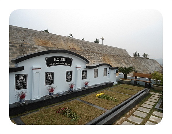 Một số gia đình đòi hỏi phải mua hẳn đá ruby, thân mộ, bia mộ đều làm bằng đá nguyên khối