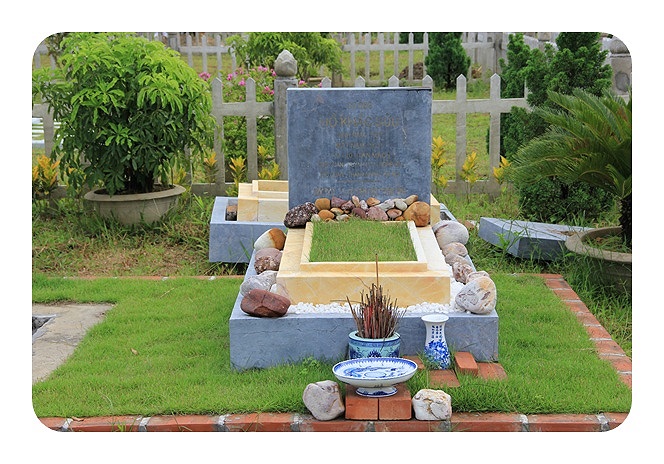 Có những bia mộ được làm từ đá nguyên khối nhập khẩu từ Đức, Chỉ tính riêng tiền đá ốp mộ cũng lên đến hàng trăm triệu đồng 