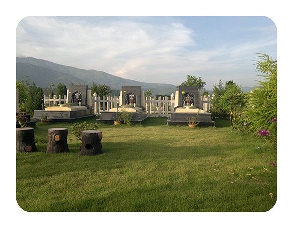 Trong khu khuôn viên nghĩa trang rộng, người ta chỉ được xây dựng mộ phần trên một phần đất nhỏ, không gian còn lại sẽ được thiết kế dành cho cây cảnh, bàn ghế, xích đu, nhà chòi. Tại những khu mộ có diện tích rộng hơn, người ta xây dựng cả Từ đườn