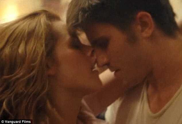 Kristen Stewart: Vai gái hư là trải nghiệm kinh khủng