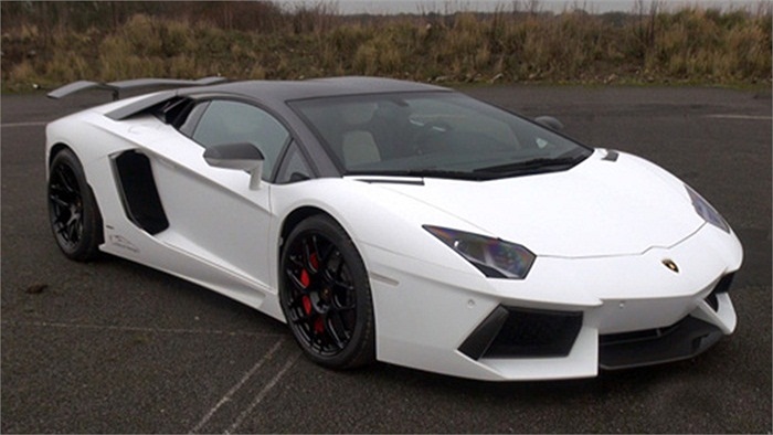 'Siêu bò' Aventador LP760-4 Dragon Edition đầu tiên được hãng độ nổi tiếng Oakley Design giới thiệu tới công chúng cách đây không lâu, tại sự kiện Chelsea Auto Legends. 