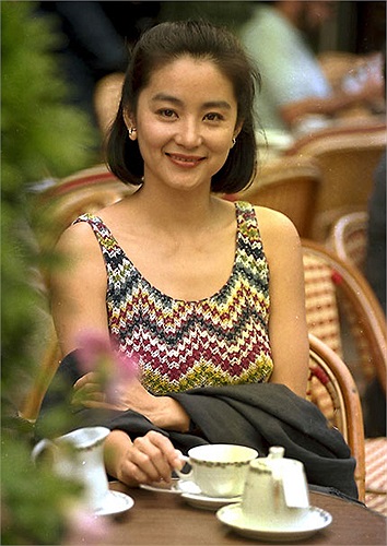 ...khiến cư dân mạng trầm trồ, ngưỡng mộ bởi vẻ đẹp tự nhiên, dịu dàng và rất nữ tính.