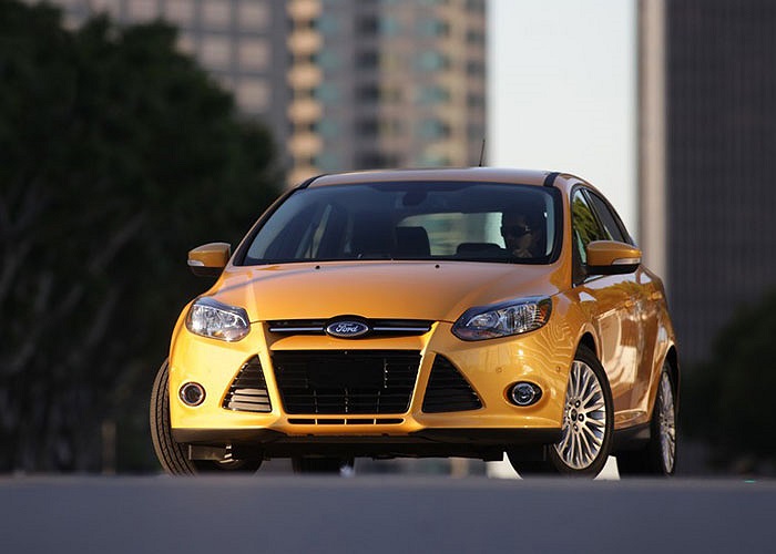 1. Ford Focus: mẫu xe chiến lược toàn cầu của Ford đã có 1 năm bán đắt như tôm tươi với hơn 1 triệu chiếc đến tay khách hàng toàn thế giới, đánh bật Toyota Corolla khỏi ngôi vị xe bán chạy nhất toàn cầu.