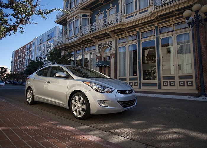 4. Hyundai Elantra: một “gương mặt” xe giá rẻ tiêu biểu đến từ xứ sở kim chi. Xe đạt doanh số bán hàng cả năm khoảng 777.000 chiếc.