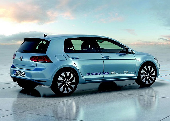 6. Volkswagen Golf: cùng với Jetta, mẫu hatchback cỡ nhỏ Golf có công lớn trong việc thúc đẩy doanh số bán hàng của hãng xe Đức Volkswagen. Khoảng 726.000 chiếc được phân phối năm nay