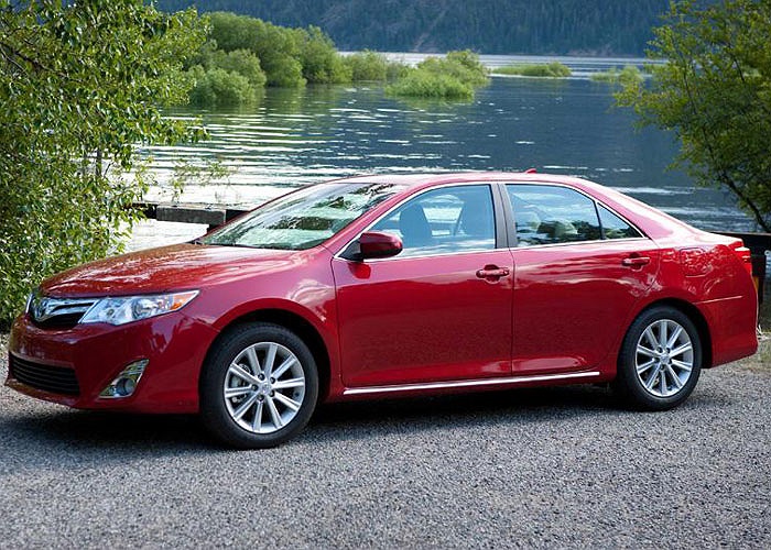 7. Toyota Camry: tiêu thụ tầm 705.000 chiếc năm 2012, đâymẫu xe cỡ trung duy nhất lọt danh sách 10 model bán chạy nhất thế giới.