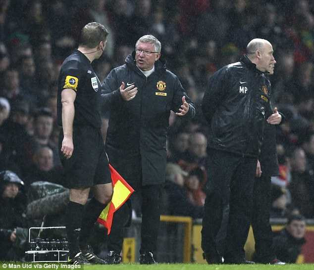 Mắng trọng tài, cứ học Alex Ferguson ắt thành công