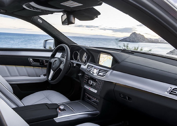 Đáng chú ý trên dòng E-Class 2014 xuất hiện hệ thống phòng ngừa va chạm Collision Prevent Assist và hệ thống cảnh báo lái xe tập trung Attention Assist.