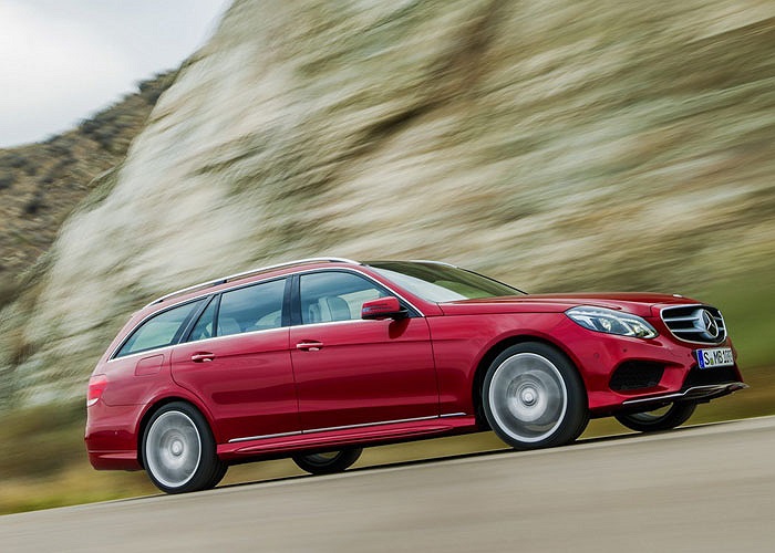 Bản E200 sử dụng động cơ xăng tăng áp 2.0L công suất 181 mã lực. E250 “xài” động cơ tương tự nhưng công suất 207 mã lực.