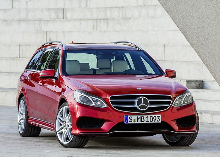 Bản E500 lắp động cơ xăng 4.6L V8 công suất 402 mã lực. 