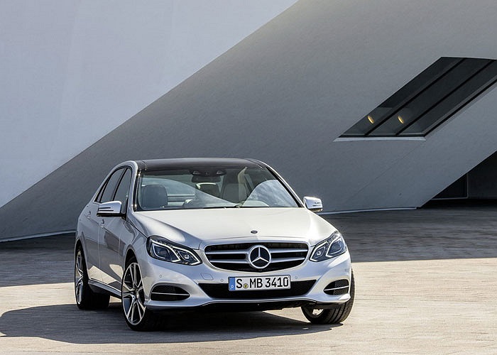 Đến mùa thu năm sau, phiên bản tính năng cao của E-Class là E63 AMG mới có mặt tại các showroom. Vẫn giữ nguyên động cơ tuabin kép 5.5L V8 nhưng công suất sẽ tăng nhẹ, lên mức 518 mã lực.